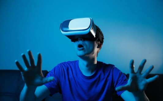 用虚拟现实VR让你在家也能遨游太空
